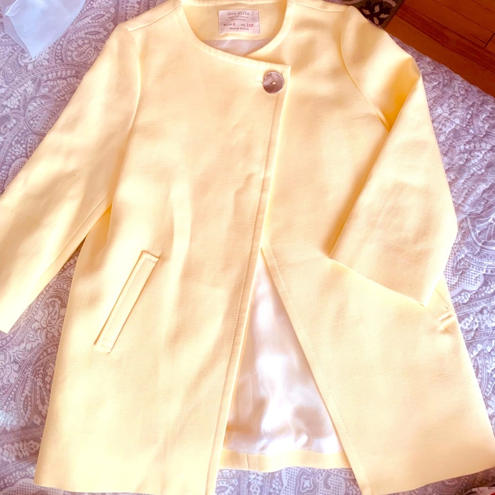 Girls Zara trench coat. Size 8. Yellow.